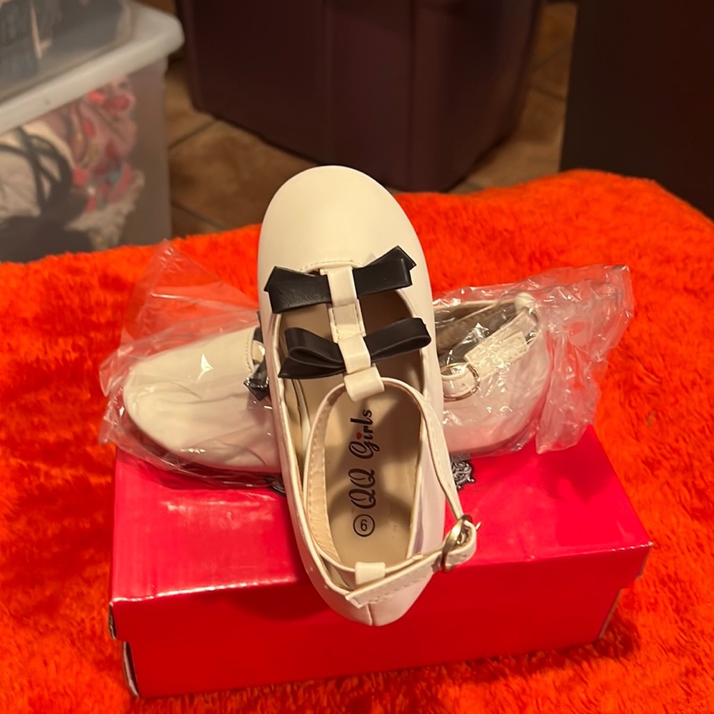 Girls' white shoes with black bow. Size 9 no tags